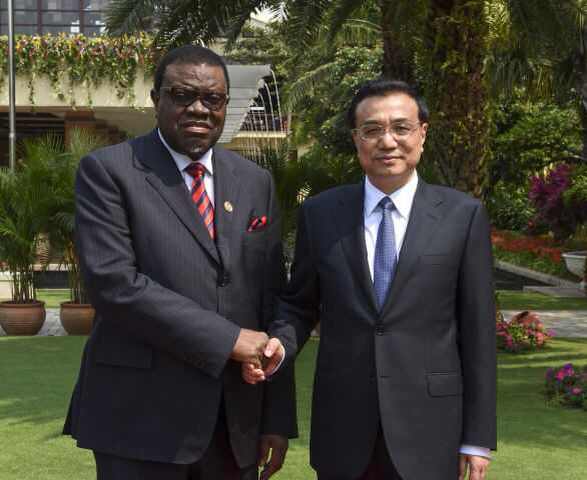 Chinese Premier Li Keqiang meets with Namibia's Prime Minister Hage Geingob, in Sanya, Hainan province, April 9, 2014. [Photo/Xinhua]