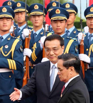 Chinese Premier Li Keqiang (left) and visiting Laotian Prime Minister Thongsing Thammavong review a guard of honor during the welcoming ceremony in Sanya, Hainan province before the Boao Forum for Asia 2014 April 8, 2014.  [Photo by Wu Zhiyi/chinadaily.com.cn] 