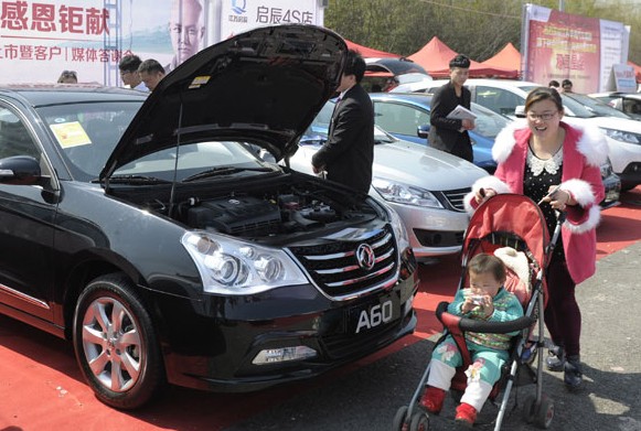 Car dealers offer discounts to attract buyers in Nanjing, Jiangsu province. Passenger vehicle sales in the first three months of 2014 increased 9.5 percent year-on-year to 4.6 million. Provided to CHINA DAILY  