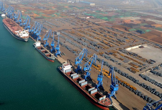 Caofeidian Harbor mainly serves Shougang Group, now in Tangshan, Hebei province. The harbor is connected to four main freight railway lines that link Northeast China, North China and western China. for CHINA DAILY  