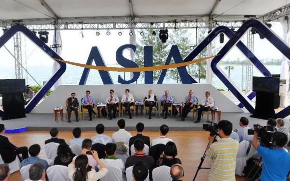 Photo taken on April 9, 2014 shows the scene of the TV debate named Debate on Economics: Keynesian vs Supply-Side during the Boao Forum for Asia (BFA) annual conference 2014 in Boao, South China's Hainan province, April 9, 2014. [Photo/Xinhua]  