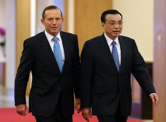 Chinese PremierLi Keqiang(R) walks next to Australian Prime Minister Tony Abbott in Sanya, Hainan province, April 9, 2014. [Photo byWu Zhiyi/chinadaily.com.cn]  