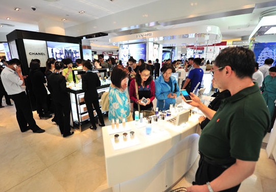 Tourists shop for cosmetics at a duty-free store in Sanya, which will be expanded to 60,000 square meters. Zhang Yongfeng / Xinhua