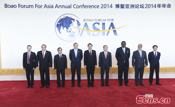 Chinese Premier Li Keqiang (C) welcomes foreign leaders at the 2014 annual conference of the Boao Forum for Asia (BFA) in the coastal town of China's southernmost island province of Hainan on Thursday, April 10, 2014. (Photo: China News Service/Liu Zhen)