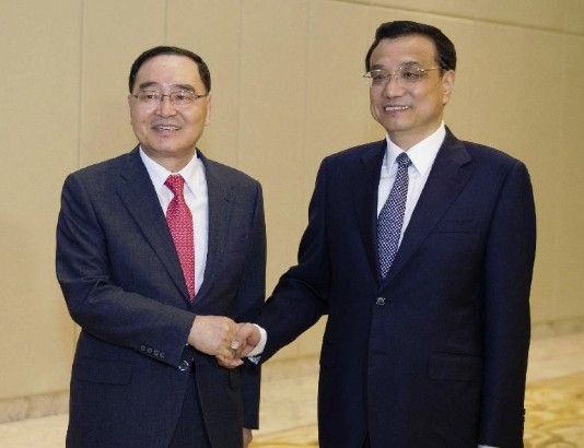 Chinese Premier Li Keqiang (R) meets with Prime Minister of the Republic of Korea Jung Hong-won, in Boao, south China's Hainan Province, April 10, 2014. Jung Hong-won came here to attend the Boao Forum for Asia (BFA) Annual Conference 2014. (Xinhua/Xie Huanchi)
