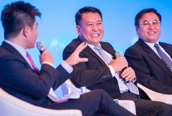 Xu Heyi (center), chairman of Beijing Automotive Group, and Zhu Fushou (right), general manager of Dongfeng Motor Corp, discuss the industry on April 8 at the annual Boao Forum for Asia. Wu Jun / for China Daily  