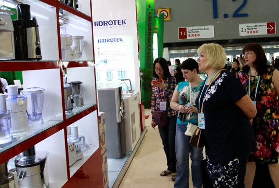 Overseas buyers look at the electrical appliance products on display at the Canton Fair that opened on Tuesday in Guangzhou. ZOU ZHONGPIN/CHINA DAILY  