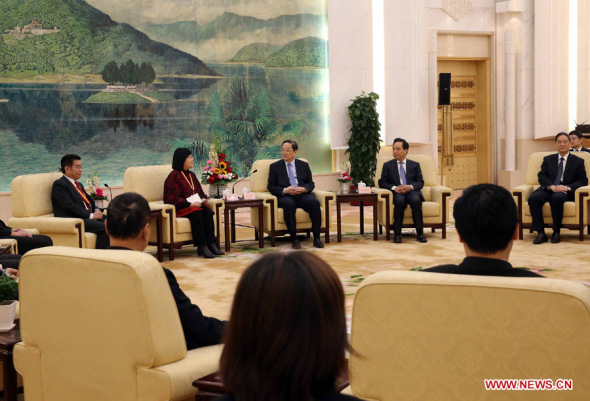 Yu Zhengsheng (3rd L, back), chairman of the National Committee of the Chinese People's Political Consultative Conference, meets with trade union representatives from southeast China's Taiwan, in Beijing, capital of China, April 16, 2014. (Xinhua/Liu Weibing)