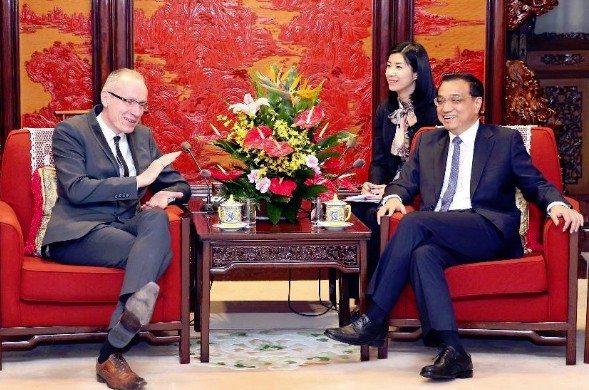 Chinese Premier Li Keqiang (R) meets with Robert Thomson, Chief Executive of News Corp, in Beijing, capital of China, April 17, 2014. (Xinhua/Yao Dawei) 