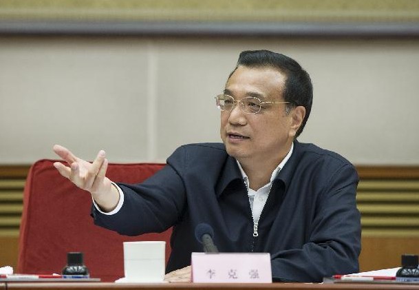 Chinese Premier Li Keqiang presides over a meeting of the State Energy Commission in Beijing, capital of China, April 18, 2014. (Xinhua/Huang Jingwen)