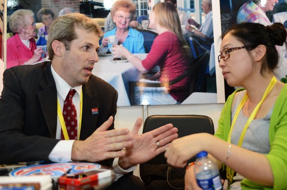 A businessman from the United States talks with a Chinese business partner at an investment fair in Xiamen, Fujian province. ZHANG GUOJUN/XINHUA  
