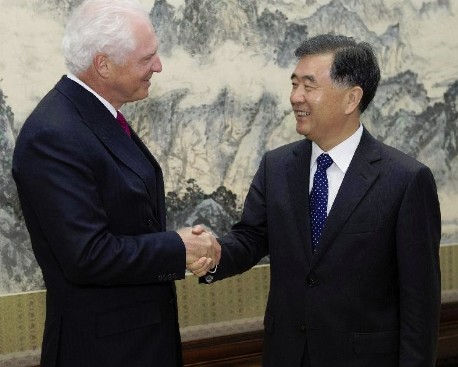 Chinese Vice Premier Wang Yang (R) meets with Andre Desmarais, honorary chairman of the Canada China Business Council, in Beijing, capital of China, April 22, 2014. (Xinhua/Huang Jingwen) 