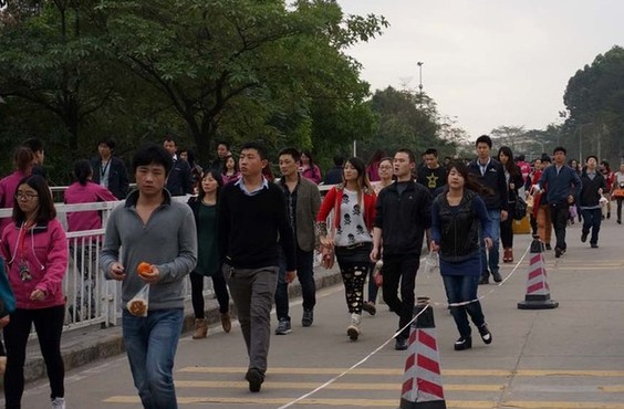 Workers go to work at 8 am at Foxconn's Longhua factory in Shenzhen on March 6, 2014. [Zou Zhongpin/ chinadaily.com.cn]  