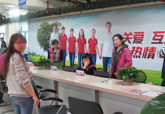 Employees work at the reception desk in Foxconn's Longhua factory in Shenzhen on March 6, 2014.[Cai Muyuan/chinadaily.com.cn]   