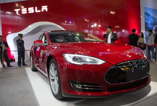 Tesla delivered six model S sedans and unveiled its charging station in Shanghai on Wednesday. Gao Erqiang / China Daily  