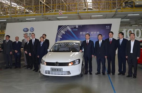 The output of finished vehicles in FAW-Volkswagen's Chengdu base, a joint venture between China FAW Group Co and Volkswagen AG, hit 1 million units earlier this month.[Photo/chinadaily.com.cn] 