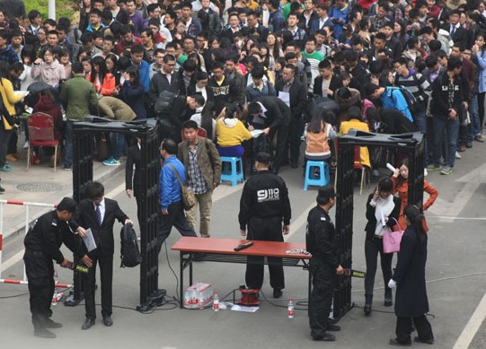 A job fair at Shandong University in March lured nearly 10,000 college students, who are becoming more pragmatic in starting work. ZHENG TAO/CHINA DAILY  