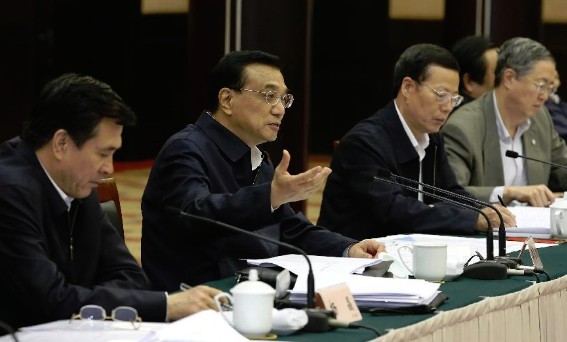 Chinese Premier Li Keqiang presides over a meeting to discuss building an economic belt along the Yangtze River to underpin China's sustainable economic development, in southwest China's Chongqing Municipality, April 28, 2014. (Xinhua/Pang Xinglei) 