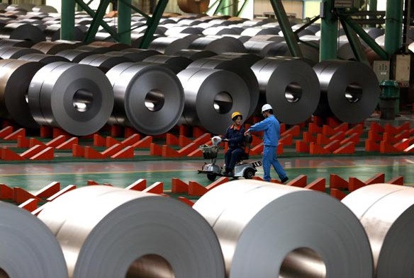  A steel warehouse of Shougang Group in Caofeidian, Hebei province. Severe overcapacity brought a 2.33 billion yuan ($377 million)loss for major domestic iron and steel companies in the first quarter of this year. [Photo/China Daily]  
