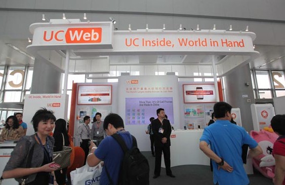 People visit UCWeb's stand to try out its mobile browser at a mobile Internet trade show in Beijing. Provided to China Daily  