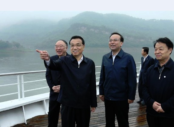 Chinese Premier Li Keqiang (2nd L) inspects shipping and enviroment protetction on the Yangtze River in southwest China's Chongqing, April 28, 2014. Li made an inspection tour in Chongqing from April 27 to 29.(Xinhua/Pang Xinglei)