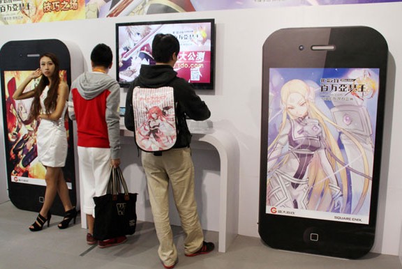 Visitors test mobile games at the China International Digital Content Exposition in Beijing. China's online game industry, valued at 11.24 billion yuan ($1.86 billion), is scrambling to devise products that appeal to players. CHINA DAILY  