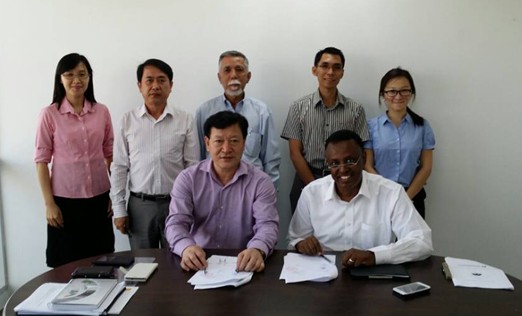 (From left front row) Xia Baowen, president of Malaysia International Wholesale (China) Centre and Adula, representative of the Kenyan government.