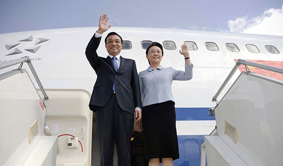 Premier Li Keqiang and his wife Cheng Hong arrive in Addis Ababa, Ethiopia, on Sunday. [Photo/China News Service]   