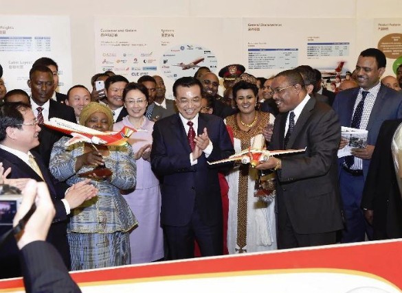 Chinese Premier Li Keqiang (C), Ethiopian Prime Minister Hailemariam Desalegn and African Union (AU) Commission chairperson Nkosazana Dlamini-Zuma attend an exhibition featuring China's most advanced railway and aviation technologies at the AU Conference Center in Addis Ababa, Ethiopia, May 5, 2014. (Xinhua/Li Xueren) 