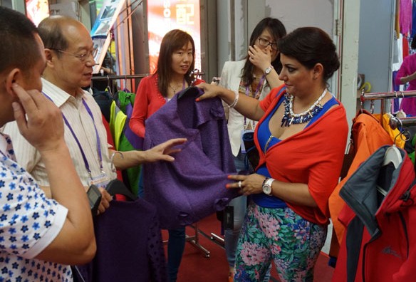 Foreign buyers interact with Chinese vendors at the 115th China Import and Export Fair in Guangzhou, Guangdong province. The number of overseas buyers declined 7.23 percent to about 188,000,according to Liu Jianjun, spokesman of the event. Zou Zhongpin / China Daily  