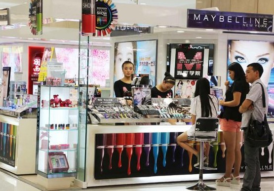 Retail sales of cosmetics in shopping malls saw year-on-year growth of 10.1 percent in 2013, lower than the 13.2 percent recorded in 2012, and the lowest growth pace since 2008. Geng Guoqing / For China Daily  