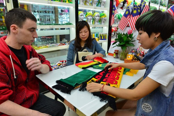 A buyer visits a vendor's shop in Yiwu, Zhejiang province. Lyu Bin / For China Daily  