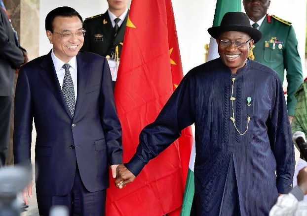 Chinese Premier Li Keqiang (L) and Nigerian President Goodluck Jonathan attend a press conference after their talks in Abuja, Nigeria, May 7, 2014. (Xinhua/Li Tao)