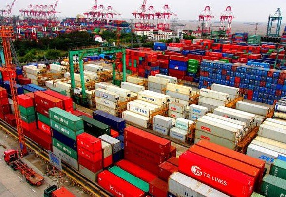 Containers pile up at Waigaoqiao Port in the Shanghai Free Trade Zone. [Photo/ Xinhua]  