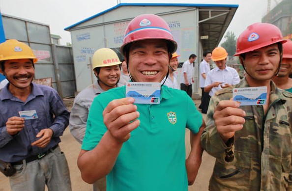 More than 3,000 migrant workers receive pay cards from their employers in Weifang, Shandong province, a measure to ensure that they are paid on time. With average monthly wages up 16.5 percent yearonyear in the first two months, grassroots workers pay is still far below the average.  [Photo/Xinhua]  