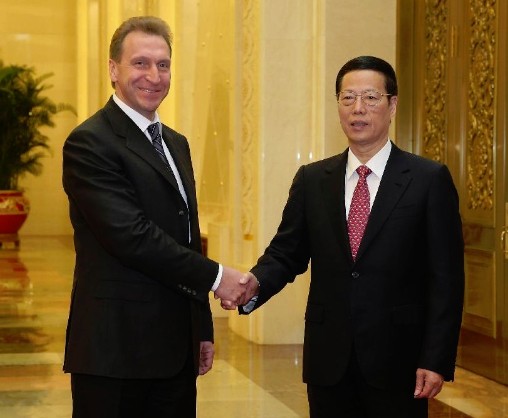 Chinese Vice Premier Zhang Gaoli (R) holds talks with Russian First Deputy Prime Minister Igor Shuvalov in Beijing, capital of China, May 8, 2014. (Xinhua/Liu Weibing)