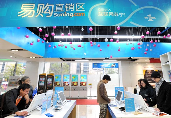 Shoppers go online to compare prices at a Suning Commerce Group Co store in Nanjing, Jiangsu province. The company opened 97 stores in the secondand thirdtier cities in the country last year. Lang Congliu / For China Daily  