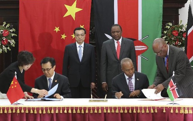 Chinese Premier Li Keqiang (3rd L) and Kenyan President Uhuru Kenyatta (4th L) attend a signing ceremony of a number of cooperation documents in such areas as economy and technology, wildlife protection, public health, agriculture, husbandry and fishery, and finance, in Nairobi, Kenya, May 10, 2014. [Photo/news.cn]  