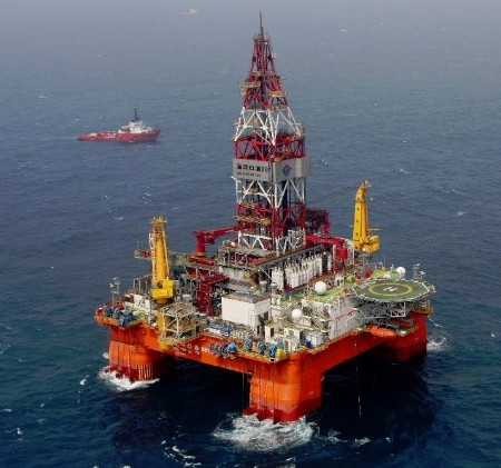 File photo shows the 981 drilling platform of China Oilfield Services Limited (COSL), 17 nautical miles (some 31 kilometers) from Zhongjian Island of China's Xisha Islands, south China sea. (Xinhua)