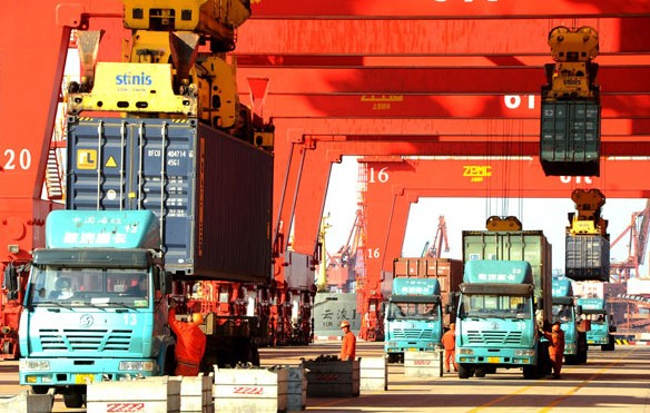 Cargo trucks are loaded with import goods at the Port of Lianyungang, East China's Jiangsu province, Nov 5, 2013. [Photo/Xinhua]  
