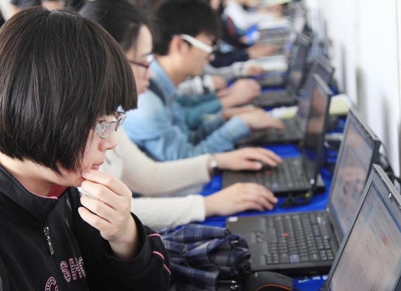 College graduates prepare their resumes during a job fair on Sunday in Nanjing, Jiangsu province. This year is expected to be the hardest year for college graduates to find a job since the economic downturn. The central government has released a series of policies recently to ease the pressure on graduates and increase their job prospects. [Photo by Liu Jianhua/For China Daily]  