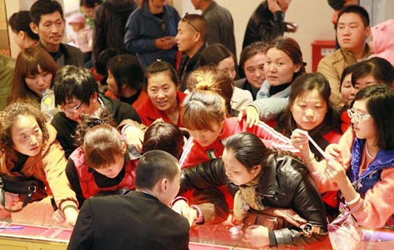 The freefall of gold price stirs Chinese consumers' spending spree on gold in 2013.[Photo/people.com.cn]   