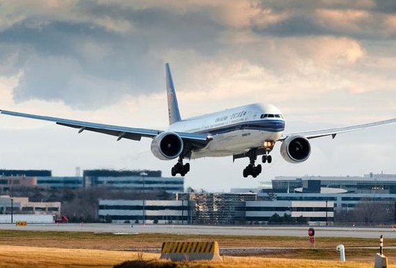 A China Southern Airlines' Boeing 777-300ER makes its maiden passenger flight from Guangzhou to Shanghai March 2, 2014. [Provided to chinadaily.com.cn]  
