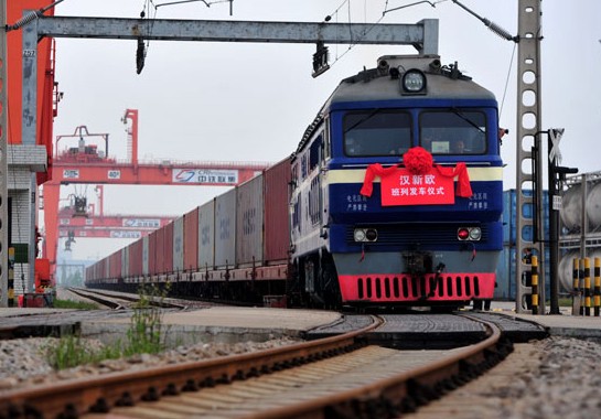 Loaded with electronic products, a Wuhan-Xinjiang-Europe freight train sets off from Wuhan, capital of Central China's Hubei province April 23, 2014.[Photo/Xinhua]  