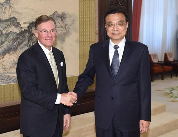 Chinese Premier Li Keqiang (R) shakes hands with Harold McGraw III, Chairman of International Chamber of Commerce (ICC), during their meeting in Beijing, capital of China, May 15, 2014. [Photo/Xinhua]  