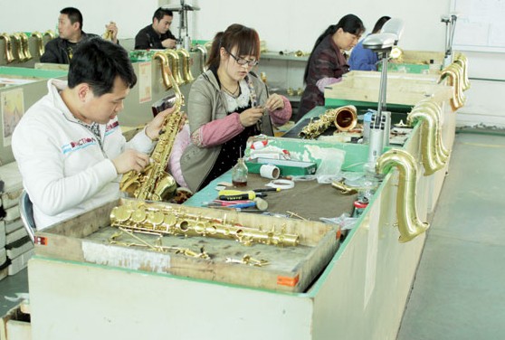 Workers make musical instruments at a factory in Wuqiang county, Hebei province. Exports of Western musical instruments from China hit $1.66 billion in 2013, with markets covering 189 countries and regions. Photos by Zhang Yu / China Daily  
