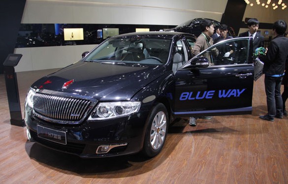 A Hongqi H7 car is on display at an auto show in Beijing. FAW Car Co Ltd, maker of the Hongqi H7 cars, has delivered more than 1,000 vehicles to the military for official use so far this month. CHINA DAILY  