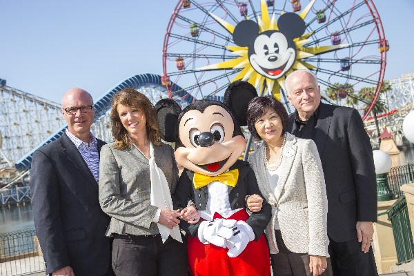 Orange County is getting ready to welcome guests from China. From left: Jay Buress, President and CEO of the Anaheim/Orange County Visitor& Convention Bureau; Caroline Betata, Presdient and CEO of Visit California; Nicky Tang, Asia Pacific Sales Director at Disneyland Resort; Ed Fuller, CEO of the Orange County Visitors Association. [Provided to China Daily]
