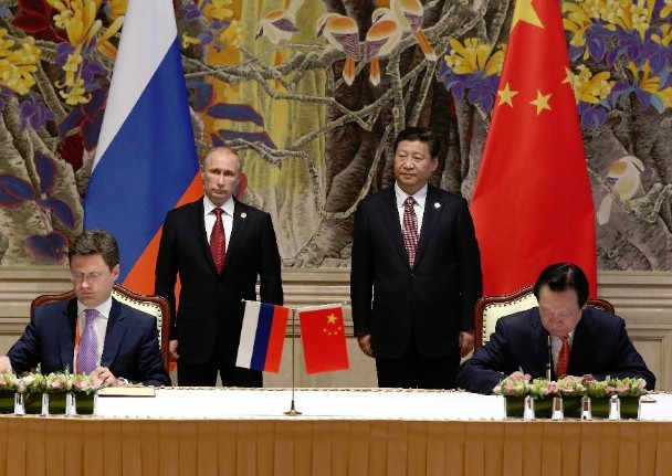 Chinese President Xi Jinping (2nd R) and Russian President Vladimir Putin (2nd L) attend the signing of the China and Russia Purchase and Sales Contract on East Route Gas Project and a memorandum in Shanghai, May 21, 2014. (Xinhua/Pang Xinglei)