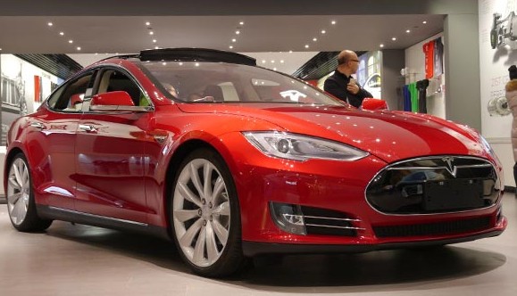 A Tesla Model S electric car P85 Performance version is pictured on Feb 5, 2014 in the company's Beijing Showroom. [Hao Yan/chinadaily.com.cn]  